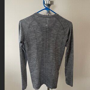 EUC LULULEMON RUN SWIFTLY LONG SLEEVE SHIRT--GREY--WOMEN'S SIZE 8
